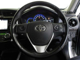 快適な操作性の運転席、ハンドルも綺麗に清掃済みです。もちろん安全を守るエアバッグも装備しているので安心してお乗りいただけます。