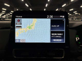ディスプレイオーディオやカーナビは、現代のドライブにおいて欠かせない装備のひとつです。初めての場所でも迷いにくく、快適なルート案内で運転をサポートします。移動中のエンターテインメント性も高まります。