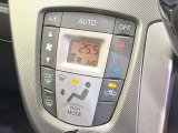【オートエアコン】一度お好みの温度に設定すれば、車内の温度を検知し風量や温度を自動で調整。暑い&hellip;寒い&hellip;と何度もスイッチ操作をする必要はありません。快適な車内空間には必須の機能ですね♪