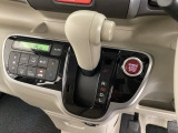 CVT車のセレクトレバーです。低速から高速まで、変速ショックのないスムーズな走りを実現するとともに、エンジン効率のよい領域を維持することで燃費にも貢献します。