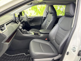 運転席からの視界は広く、運転操作もスムーズに行えます。快適なドライビングをサポートする、こだわりの空間です。