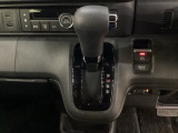 CVT車のセレクトレバーです。低速から高速まで、変速ショックのないスムーズな走りを実現するとともに、エンジン効率のよい領域を維持することで燃費にも貢献します。