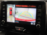 パノラミックビューモニター付きです。車両を上から見たような映像をディスプレイオーディオ画面に表示。運転席からの目視だけでは見にくい、車両周辺の状況をリアルタイムでしっかり確認できます。