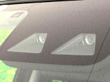 【スマートアシスト】走行中に前方の車両等を認識し、衝突しそうな時は警報とブレーキで衝突回避と被害軽減をアシスト。より安全にドライブをお楽しみいただけます。