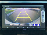 後退時に車両の後ろ側をモニター画面に表示します。車庫入れが苦手な人もこれで安心♪