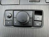 シフト下には、マツダコネクト用のコマンダーを設置。サイドブレーキはスイッチ式【電動パーキング】、信号待ちなどでの停車保持を行う【オートホールド】なども新車時標準装備です♪
