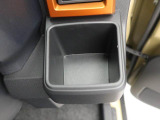 カップホルダーは運転席や助手席からちょうど手の届く位置です!!