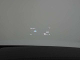 運転席前方ガラスにはヘッドアップディスプレーが装備されております。速度計やアシスタンスシステム情報・ルート案内などを投影することにより、ドライバーは視線をほとんど動かさず必要な情報を得ることが出来ます