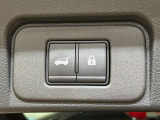 【パワーバックドア】スマートキーや運転席のボタンを押すだけでリアゲートが自動で開閉します!荷物を持っている時や、高い位置にあるバックドアを閉める際に便利な機能です♪