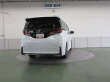 シームレスに光を放つ大型リヤコンビネーションランプ。