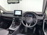 運転席まわりです。 各操作スイッチは使いやすい位置に配置されてます。