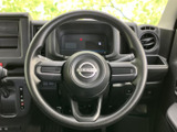 握りやすい形状で、スムーズな運転操作をサポート。コンパクトながらも確実な操作感で、より快適なドライブを約束します。日常の運転がより楽しくなるはずです。