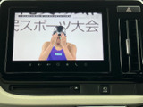 多彩な映像コンテンツを楽しめるモニター。長距離ドライブや休憩時間のお供に最適です。後部座席の方も快適に過ごせます。