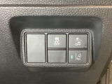 Hondaセンシング用の、VSA(ABS+TCS+横滑り抑制)解除と路外逸脱抑制機能のオンオフスイッチなどはハンドルの右側に装備しています。