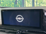【メーカー純正大画面ナビ】人気の大型12インチナビを装備。存在感のある大画面はインパクト大!ナビ利用時のマップ表示は見やすく、テレビやDVDは臨場感がアップ!いつものドライブがグッと楽しくなります♪