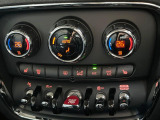 ●フロントシートヒーティング:運転席・助手席共にシートヒーターを装備しております。●デュアルオートエアコン:運転席・助手席それぞれで温度設定が可能な独立式オートエアコンを標準装備しております!