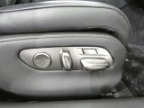 運転席パワーシート搭載。微妙な調整が手軽にでき、ピッタリのポジションで運転することが可能です。