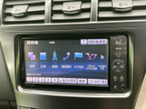 充実した機能を備えたナビゲーションシステムを搭載。CD/DVD再生に加え、ラジオやBluetooth接続も利用可能です。快適なドライブをサポートします。