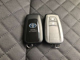 スマートキーは2個あります。家族で共有すれば自宅駐車場での入替えや旅行の時などに大変便利ですね。