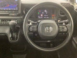 【ハンドル】運転にかかわる様々な操作を安全に行えるように視点移動が少なく操作性に配慮されたスイッチ類が凝縮されたコックピットです。