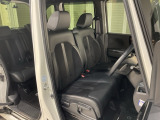 乗降がしやすい運転席。高さが調節できて小柄な方でも運転しやすいポジションをとることができます。