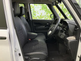 広々とした室内空間は、ドライバーにも快適な運転環境を提供。上質なシート素材が、長距離ドライブでも疲れを軽減してくれます。落ち着いた空間です。