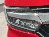 LEDヘッドライトは、点灯の瞬間から最大光量を発揮し、突然暗くなるトンネルなどでの安定感を高めます。