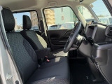 アームレスト付きの運転席は