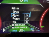隣車線を走る車両をレーダーで検知し、ドアミラーでは確認しにくい後側方エリアに存在する車両に加え、急接近してくる車両も検知します。車両を検知するとドアミラーに搭載されたLEDインジケーターが点灯します。