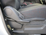 一人一人に合ったポジションにシートを細かく調整することが出来ます。長時間の運転でも疲れにくくなり、安心して運転することに寄与します。