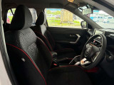 運転席の画像です。足元やシートまわりに余裕があり、リラックスした姿勢で運転が可能です。視界も良好で操作系へのアクセスもしやすく、快適で安心感のあるドライブをサポートします。