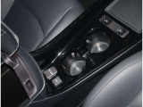 夜間走行でも安心のLEDへッッドライト搭載車です。とても明るく白い光で照らします。この装備も人気のアイテムですね