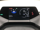 【トップマウントメーター】7インチディスプレイにミニマルなグラフィックメーターやLEDインジケーターを表示します。視線移動少なく表示が確認できる、運転に集中しやすい構成となっています。