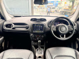 視認性に優れたインパネで、運転に必要な情報をひと目で確認できます。