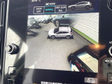 【マルチテレインモニター】車のフロントやサイドのカメラ画像を同時にモニター表示することで、悪路や狭い道を走行時でも周囲の状況確認ができ安心!本格SUVにうれしい装備です♪
