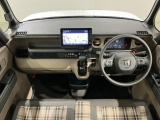 使いやすいレイアウトのダッシュボード周辺です。オートエアコンや小物入れなど嬉しい装備が満載です。