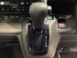 CVT車のセレクトレバーです。低速から高速まで、変速ショックのないスムーズな走りを実現するとともに、エンジン効率のよい領域を維持することで燃費にも貢献します。