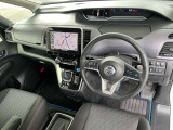 アダプティブタイプのオートクルーズです。車線中央付近を走行するようにステアリングを制御し、運転者のハンドル操作を支援します。