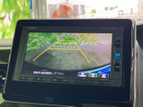 後方映像をクリアに映し出し、駐車時の安全性を高めます。狭い場所でもスムーズに駐車でき、運転に自信が持てます。