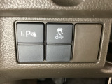 VSA装備車です。VSAはドライバーの操作と車の動きを見守っています。もし車の挙動が乱れたとき、4輪別々にブレーキをかけたり、エンジンパワーをしぼることによって車を安定させます。