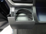 カップホルダーは運転席や助手席からちょうど手の届く位置です!!