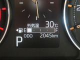 外気温度や燃料残予想走行距離などさまざまな情報を表示します。