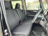 広々とした室内空間で、ゆったりとくつろげます。運転席からの視界も広く、運転操作も快適に行えます。清潔感のある空間です。