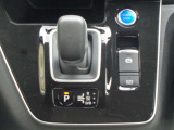 「未来」の運転感覚。手のひらで包むようにしてシフトする電制シフト。お問い合わせは03-5672-1023へ