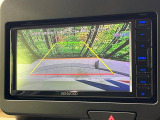 【バックカメラ】駐車時に後方がリアルタイム映像で確認できます。大型商業施設や立体駐車場での駐車時や、夜間のバック時に大活躍!運転スキルに関わらず、今や必須となった装備のひとつです!