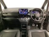 車内は光触媒抗菌消臭施工済です。スタイリッシュなデザインでスポーティなインパネ周りを演出します。グローブボックスやカップホルダーのほかにトレーなどたくさんの収納スペースが付いています。