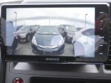 【バックカメラ】ギアをリバースに入れれば自動的にモニターが切り換わるので、車庫入れや後退確認がラクラク OKです!