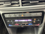 タッチコントロール式2ゾーンフルオートエアコンパネル。運転席、助手席それぞれ独立して温度管理が可能です。花粉やダストを除去するフレッシュエアフィルターも装備され、クリーンな室内環境を保ちます。