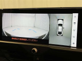 パノラミックビューモニターシステムが付いているので車の上から見た映像が確認できますよ。 一目で車両周辺の情報を確認できますが、直接安全をご確認下さい。