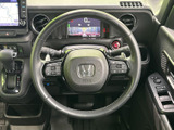 握りやすいステアリング形状で、長時間の運転でも疲れにくいです。オーディオやハンズフリー通話の操作も可能です。